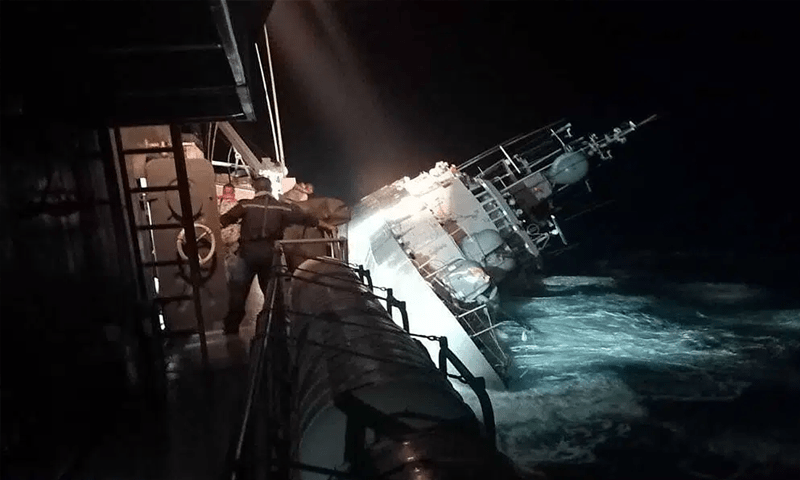 دس فٹ اونچی لہروں نے جنگی بحری جہاز ڈبودیا، 31 افراد لاپتہ