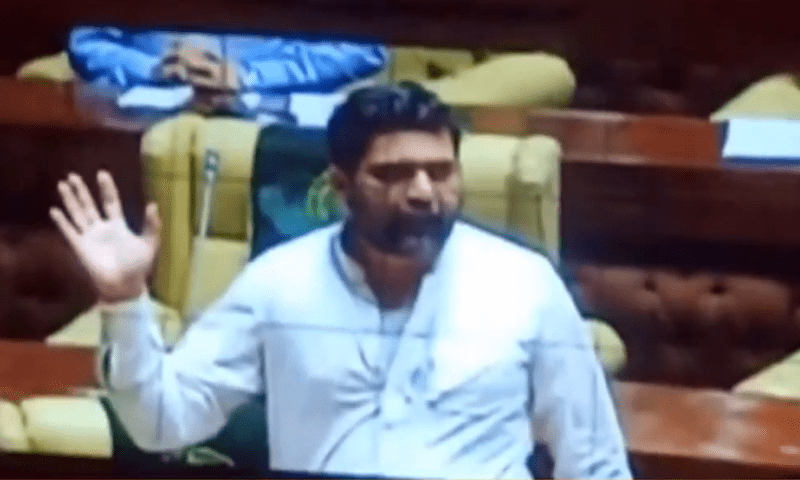 ایم پی اے عبد الرشید پھٹے گریبان کے ساتھ اسمبلی پہنچ گئے