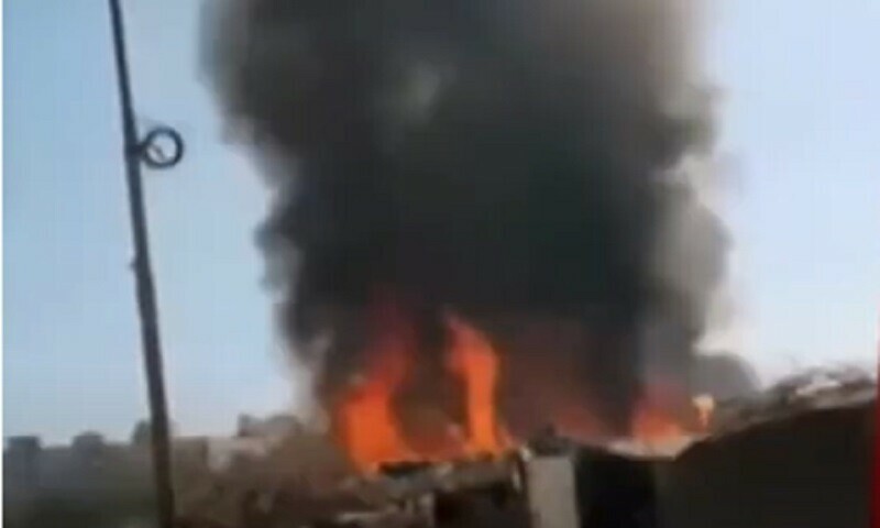 کراچی: یونیورسٹی روڈ کے قریب جھگیوں میں آگ لگ گئی، متعدد جھگیاں جل گئیں