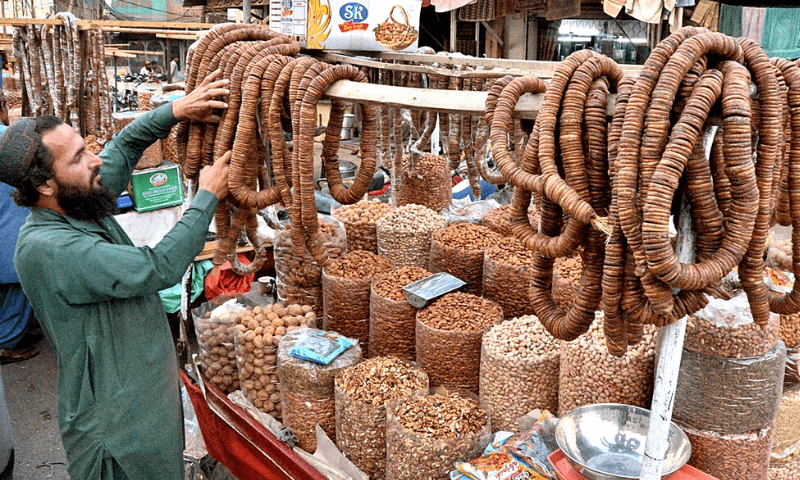 کراچی میں سردی بڑھتے ہی خشک میوہ جات کی طلب میں اضافہ