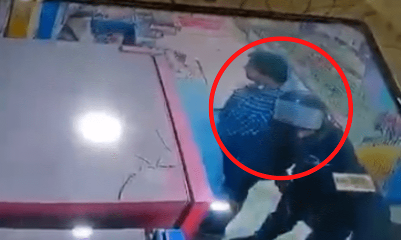 کراچی میں بے قابو ڈکیتوں نے بیکری کو لوٹ لیا