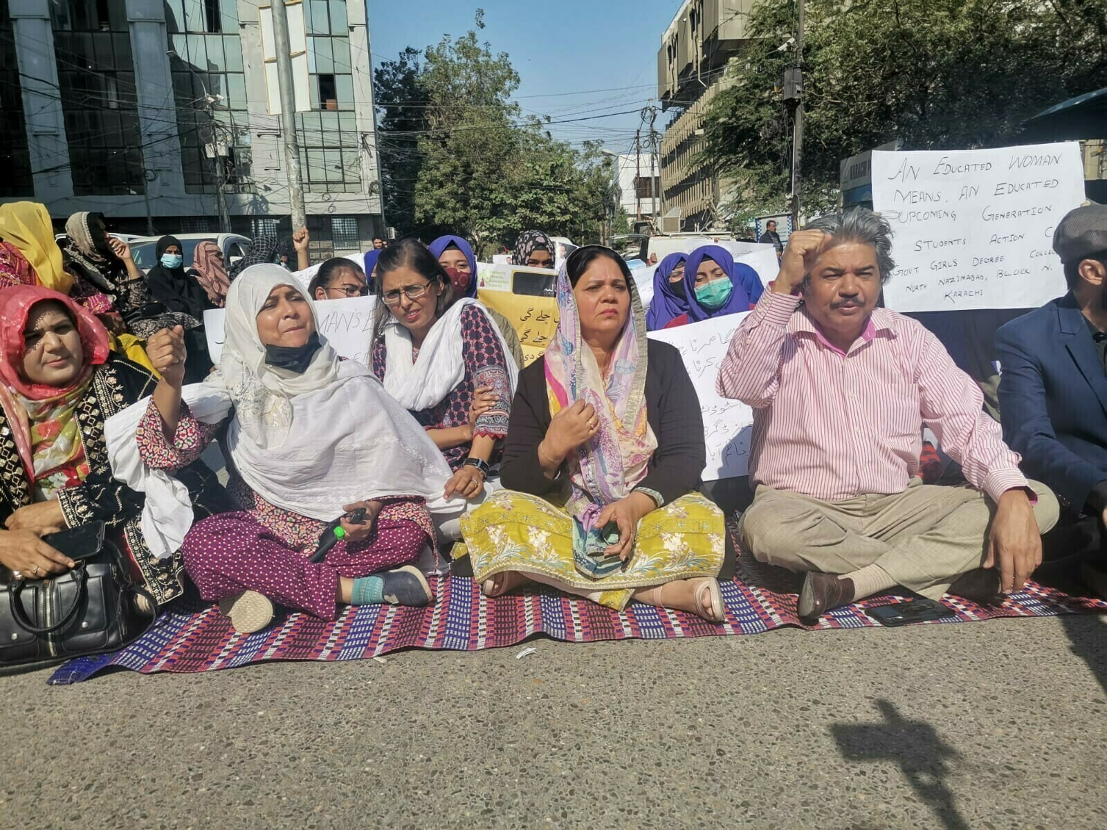 گورنمنٹ گرلزڈگری کالج نارتھ ناظم آباد کی طالبات کا کراچی پریس کلب پراحتجاج