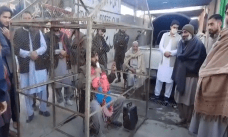 مہنگائی کے خلاف بنوں کے تاجر رہنما کا انوکھا احتجاج