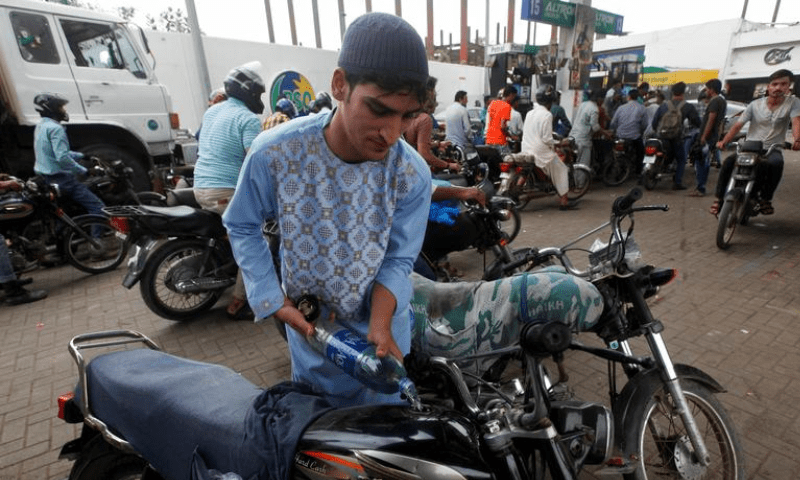 حکومت کا پیٹرول اور ڈیزل کی قیمتوں میں 35،35 روپے اضافے کا اعلان