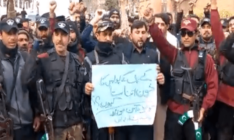 پشاور مسجد دھماکا: پختونخوا پولیس احتجاجاً سڑکوں پر، واقعے کا مقدمہ درج