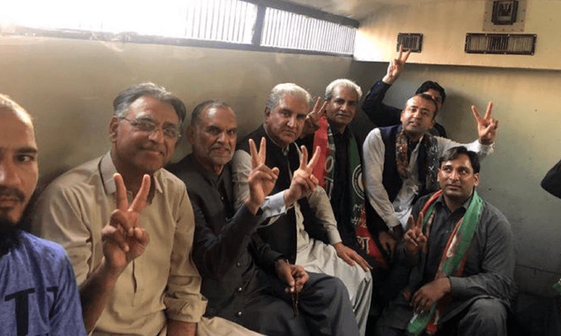 جیل بھرو تحریک : پی ٹی آئی رہنماؤں نے گرفتاری دیدی، جیل منتقل