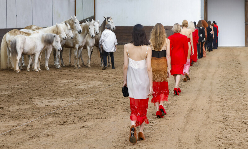 پیرس فیشن ویک میں ماڈلز کے ساتھ گھوڑوں کی بھی انٹری