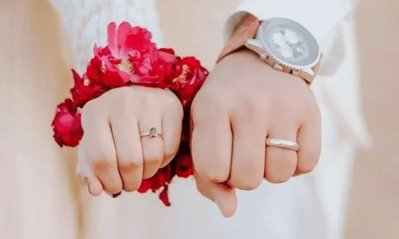 جوڑے کو چلتی موٹرسائیکل پر رومانس کرنا مہنگا پڑگیا