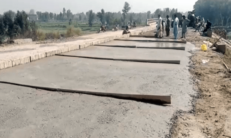 نوشہرہ کے عوام اپنے پیسوں سے سڑک بنوانے پر مجبور