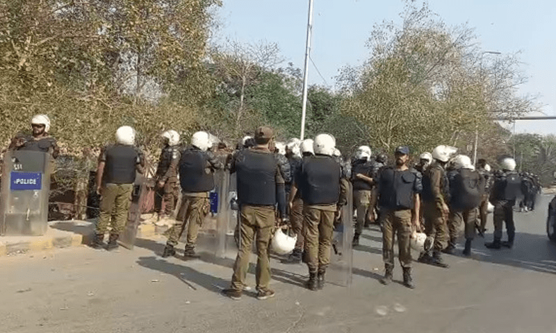 عمران خان کی ممکنہ گرفتاری، زمان پارک میدان جنگ بن گیا