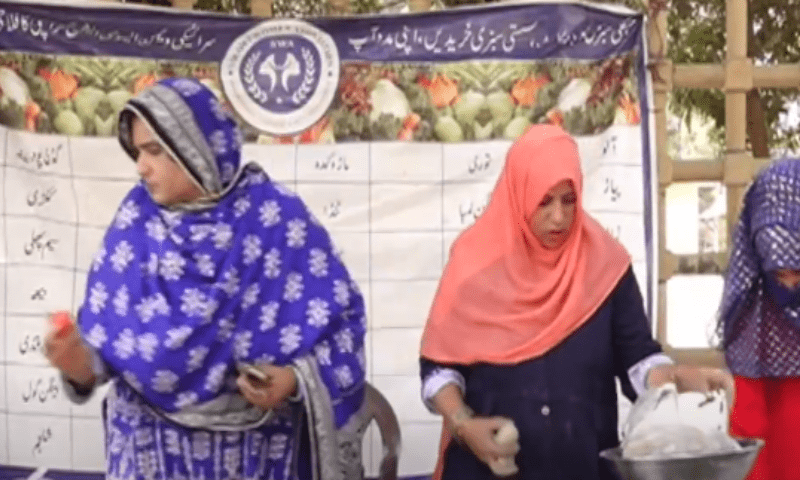 کراچی، خواتین نے اپنی مدد آپ کے تحت سستی سبزی کے اسٹالز لگالئے