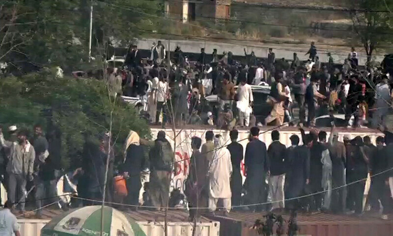 توشہ خانہ کیس: جوڈیشل کمپلیکس پر تصادم، عمران خان دروازے سے حاضری لگا کر واپس، سماعت ملتوی