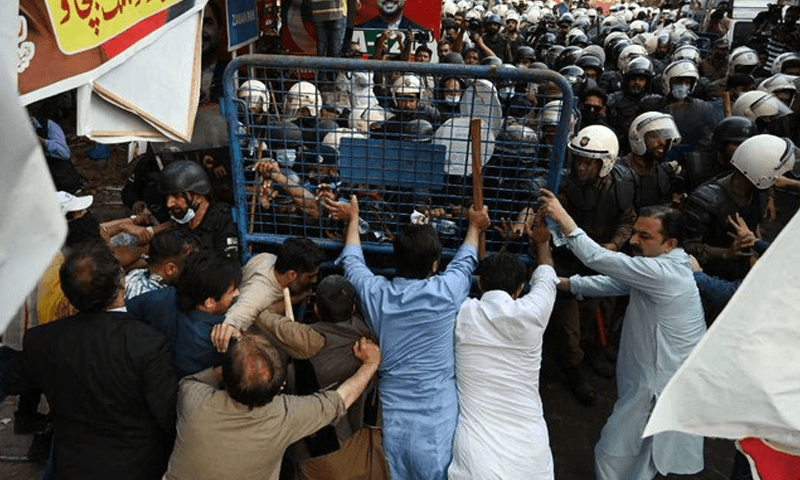 عمران کی دروازے پر حاضری اور دستاویز کی گمشدگی، ’جج صاحب نے دباؤ میں فیصلہ کیا‘