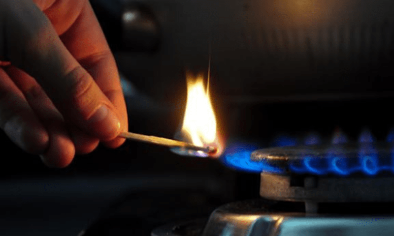 کراچی، پہلی سحری پر گیس نہ ہونے کی وجہ شہری مشکلات کا شکار