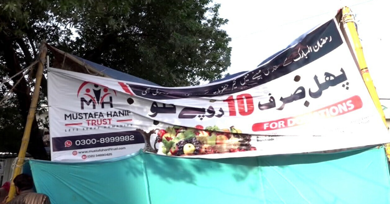 کراچی میں سستا پھل بیچنے والے اسٹالز پر ڈنڈا بردار جتھوں کے حملے