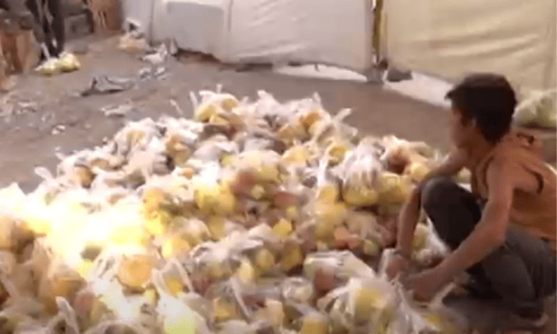 کراچی، سستے پھلوں کا انوکھا اسٹال، 2 کلو پھل کے پیکٹ کی قیمت 20 روپے