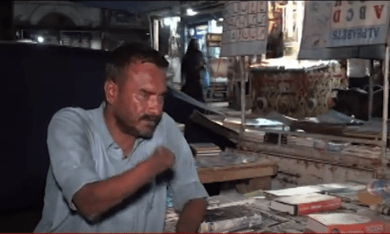 کراچی، باہمت نوجوان نے ہاتھوں سے محرومی کو مجبوری بننے نہ دیا