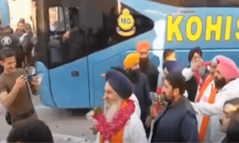 بیساکھی میلے میں شرکت کیلئے بھارتی سکھ یاتری پاکستان پہنچ گئے