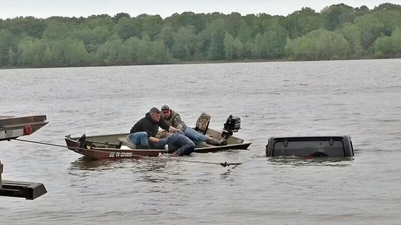 ٹیکساس میں دو دن قبل ڈوبنے والی جیپ سے خاتون زندہ برآمد