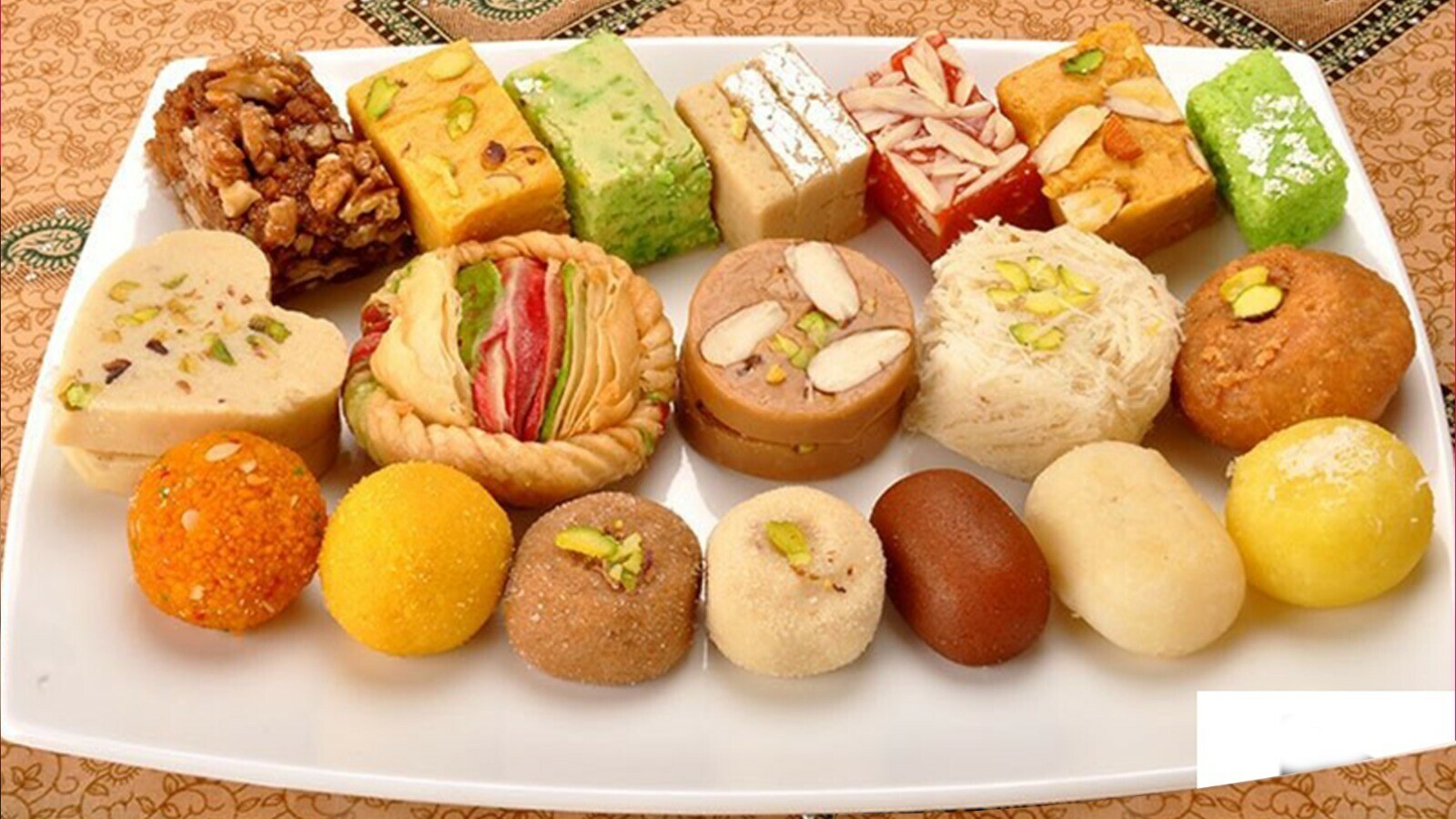 گلاب جامن یا برفی، پشاور کے شہری عید کیلئے کس مٹھائی کو زیادہ پسند کرتے ہیں