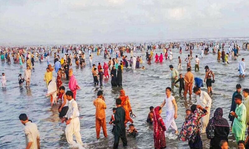 کراچی میں عید منانے شہریوں کی بڑی تعداد سی ویو پہنچ گئی