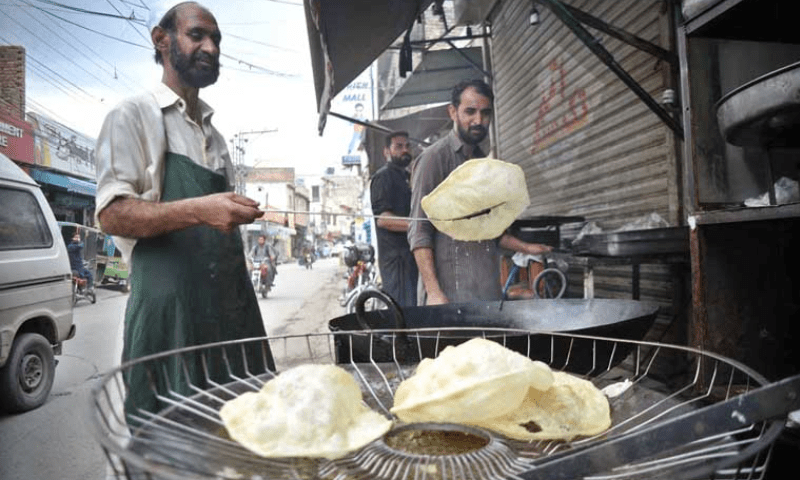 کراچی، عید کے تیسرے روزناشتے کیلئے حلوہ پوری کی دکانوں کا رُخ