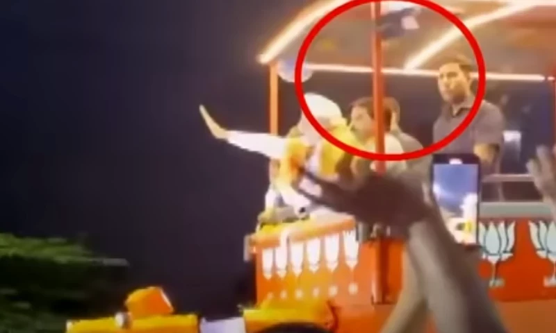 بی جے پی کی خاتون رکن نے انتخابی مہم کے دوران نریندرمودی کوموبائل دے مارا