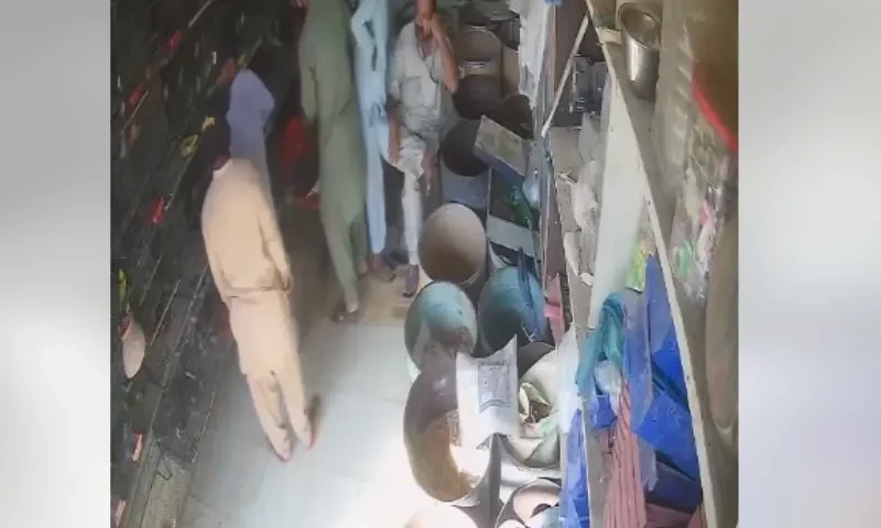 کراچی: پرندہ مارکیٹ میں 4 مسلح ڈکیت دکان میں بیٹھے شہریوں کو لوٹ کر فرار