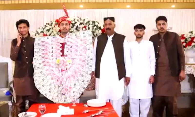 جہلم: دُولہے نے اپنی شادی پر ہیلی کاپٹر سے امریکی ڈالر برسادیئے