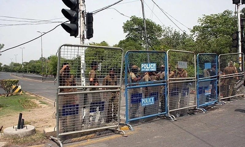 ہائیکورٹ کے جج آبدیدہ، عمران خان کے گھر پر سرچ آپریشن، پانچ فوجی عدالتیں بنانے کی تجویز