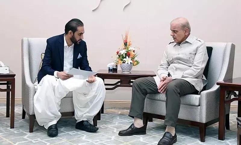 Balochistan Chief Minister Mir Abdul Quddus Bizenjo calls on Prime Minister Shehbaz Sharif in Gwadar on June 24, 2022. APP