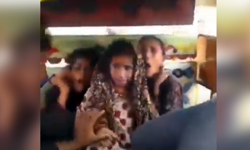 قمبر شہداد کوٹ: پولیس 3 کم عمر لڑکیوں کو حراست میں لے کر رکشہ میں روانہ