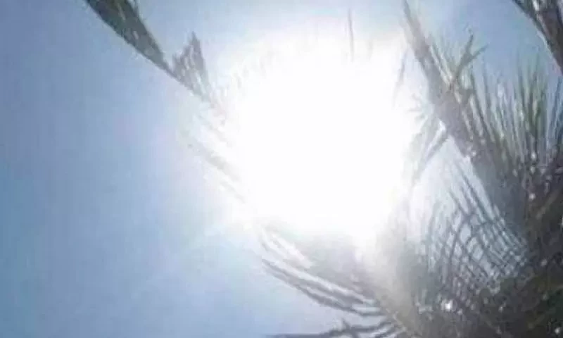 سمندری طوفان کے اثرات لاہور تک پہنچ گئے