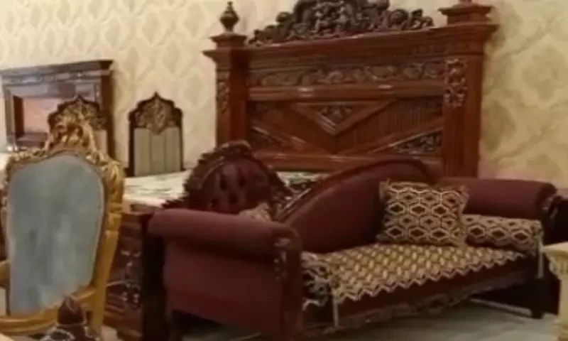 نقش و نگار سے آراستہ شیشم کا فرنیچر کہاں بنتا ہے