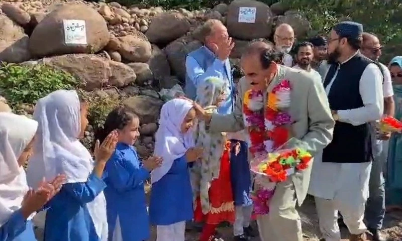 کشمیری بزرگ نے ذاتی مکانات فروخت کرکے بچوں کیلئے اسکول تعمیر کردیے