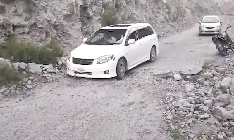 گلگت چترال روڈ ٹوٹ پھوٹ کا شکار، سیاحوں کو مشکلات