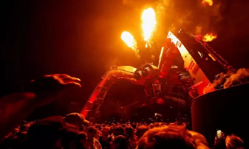 ابر آلود آسمان میں دیو قامت مکڑی آگ کی سانس لیتی رہی