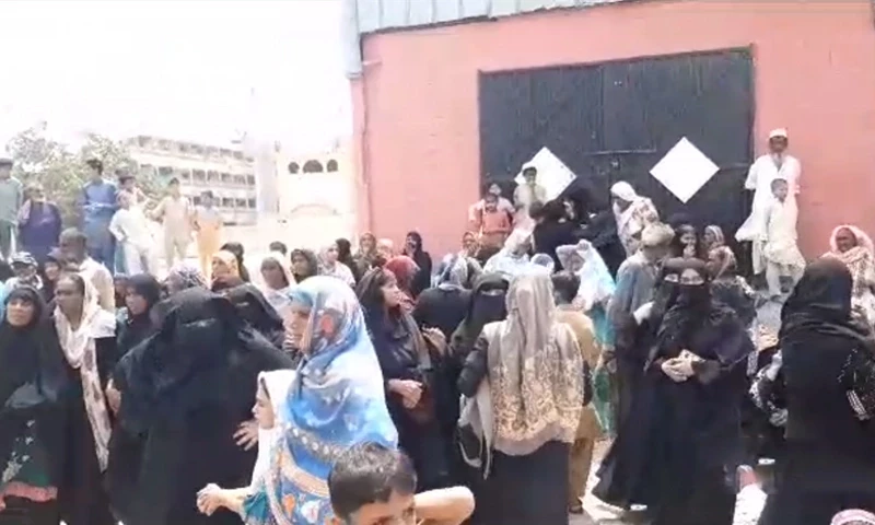 بی آئی ایس پی کے تحت رقم کی تقسیم کے دوران بھگدڑ، متعدد خواتین زخمی