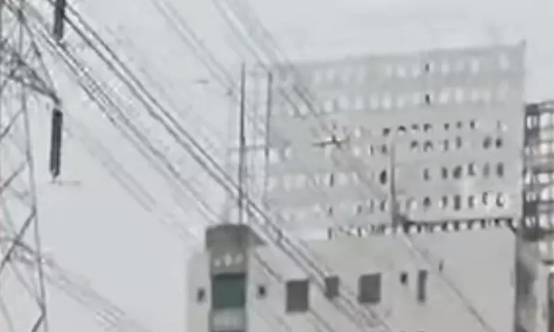 کراچی: بارش کی پیشگوئی کے باوجود بل بورڈز کی بھرمار