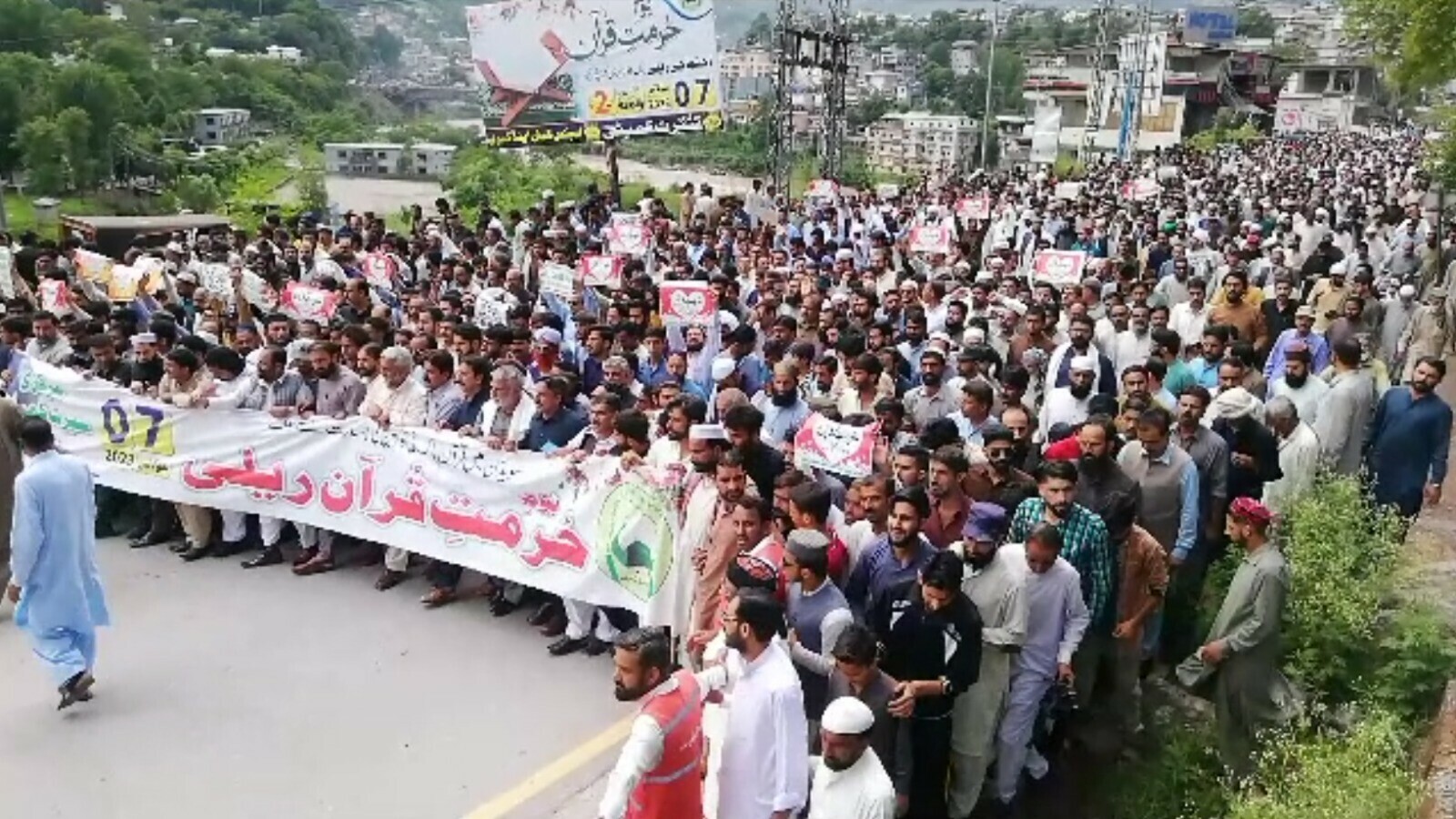 سویڈن واقعے کے خلاف ’یوم تقدیس قرآن‘ پر ملک بھر میں ریلیاں، کراچی میں بازار بند