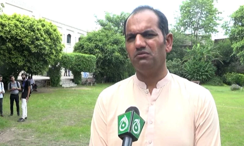 پلمرنگ، ویلڈنگ، روٹیاں لگانے سمیت ہر کام کیا، کالج لیکچرار محسن کی کہانی