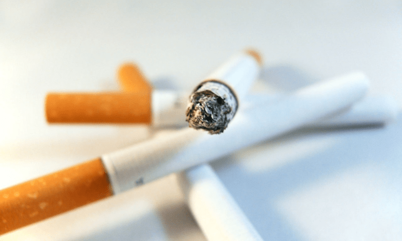 سگریٹ سُلگانے والوں کو گھورنا چاہیے، ہانگ کانگ کے وزیر صحت کا عوام کو مشورہ