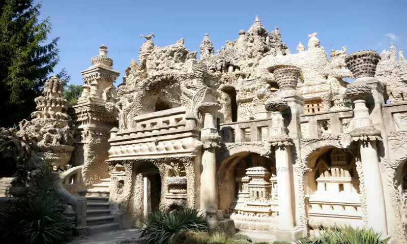 زندگی کے 33 سال کی محنت، پوسٹ مین نے اپنے ہاتھوں سے مثالی محل تعمیر کرلیا