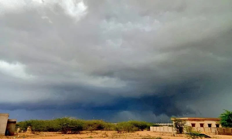 کراچی: مختلف علاقوں میں بوندا باندی اور بارش، نالے اُبل پڑے