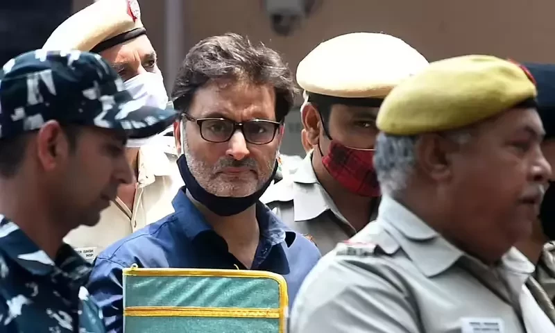 Yasin Malik, chairman of Jammu Kashmir Liberation Front (JKLF), a separatist party, is escorted by Indian police officers at a court premises in New Delhi, India, May 25, 2022. REUTERS/Shashi Shekhar Kashyap
