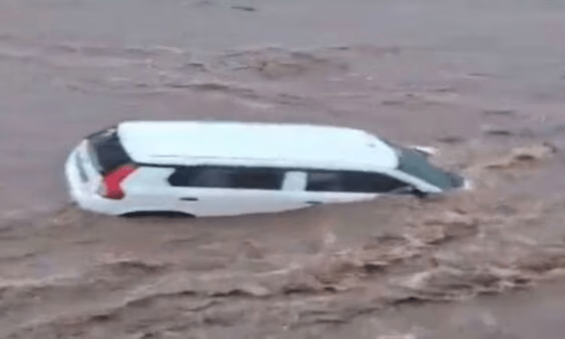 بھارت: گجرات سیلاب کی لپیٹ میں آگیا، پانی کے شدید بہاؤ میں گاڑیاں بہہ گئیں