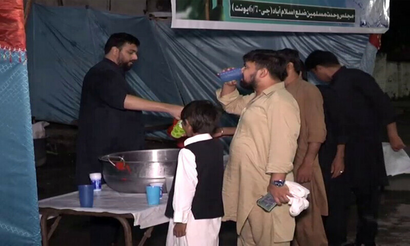 عاشورہ کے موقع پر نذر و نیاز کا خصوصی اہتمام