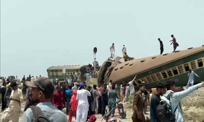 نواب شاہ کے قریب ہزارہ ایکسپریس کی 10 بوگیاں الٹ گئیں، 30 مسافر جاں بحق 200 سے زائد زخمی