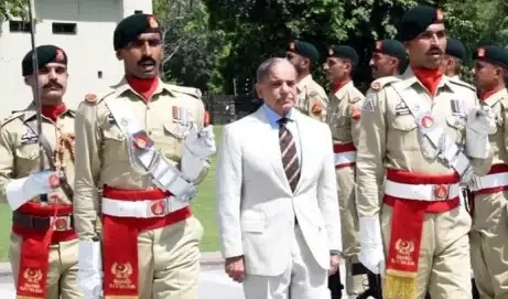 سپہ سالار نے پاکستان کو آگے بڑھانے کا پروگرام دیا، وزیراعظم، جی ایچ کیو کا الوداعی دورہ