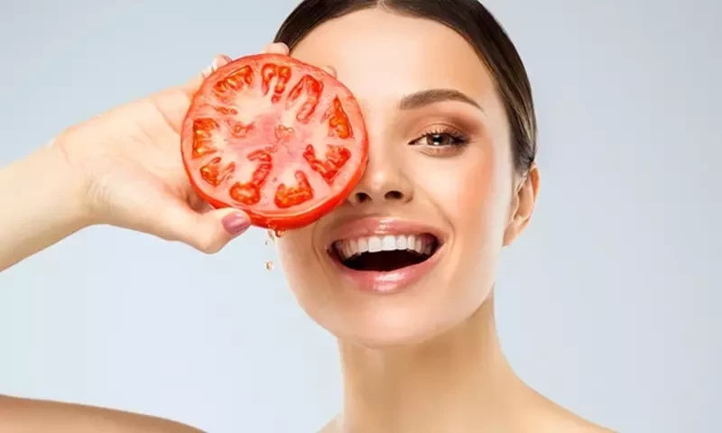ٹماٹر سے جلد نکھارنا بہت ہی آسان